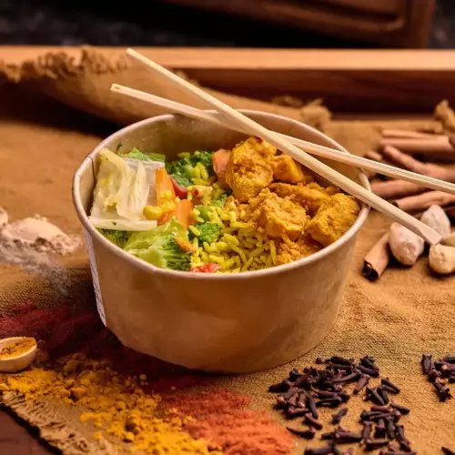 Gele rijst met frisse groenten en tofu, rijk aan vezels en plantaardige eiwitten voor energie en spierherstel.