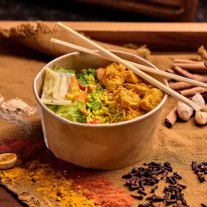 Gele rijst met frisse groenten en tofu, rijk aan vezels en plantaardige eiwitten voor energie en spierherstel.